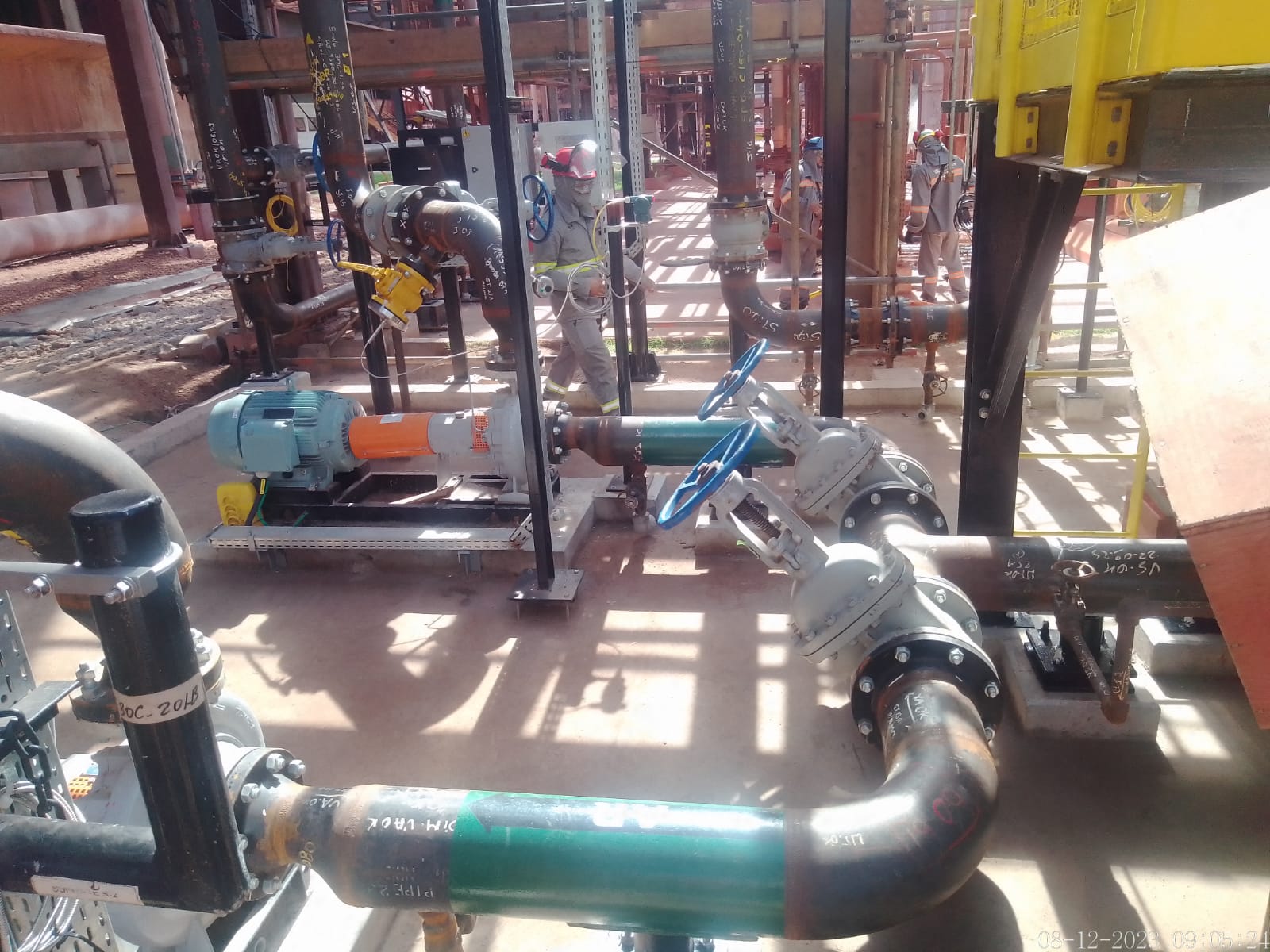 Inspeção de tubulações e equipamentos em instalação industrial